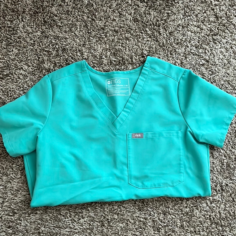 Figs scrub top